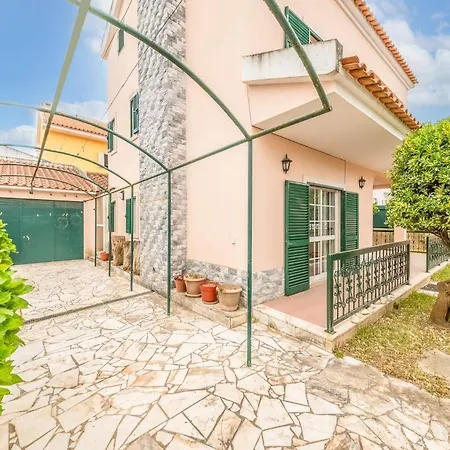 Guestready - Superb House With A Garden & Patio Vendégház Charneca