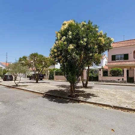 Casa de hóspedes Guestready - Superb House With A Garden & Patio 4*