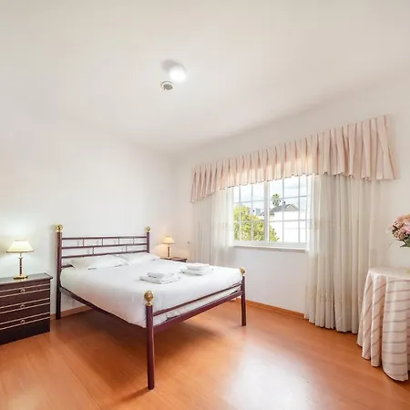 Guestready - Superb House With A Garden & Patio ゲストハウス シャルネカ